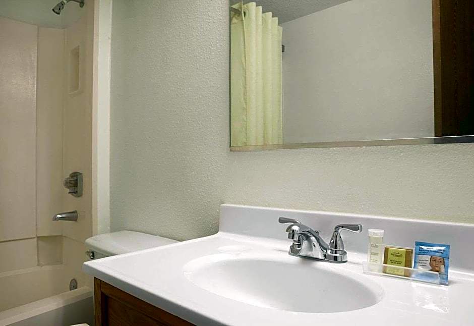 Super 8 by Wyndham Council Bluffs IA Omaha NE Area