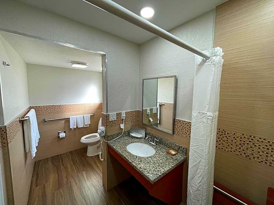 Quality Inn & Suites Airport/Cruise Port Hollywood