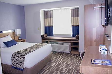Queen Studio Suite - Mobility Access/Non-Smoking