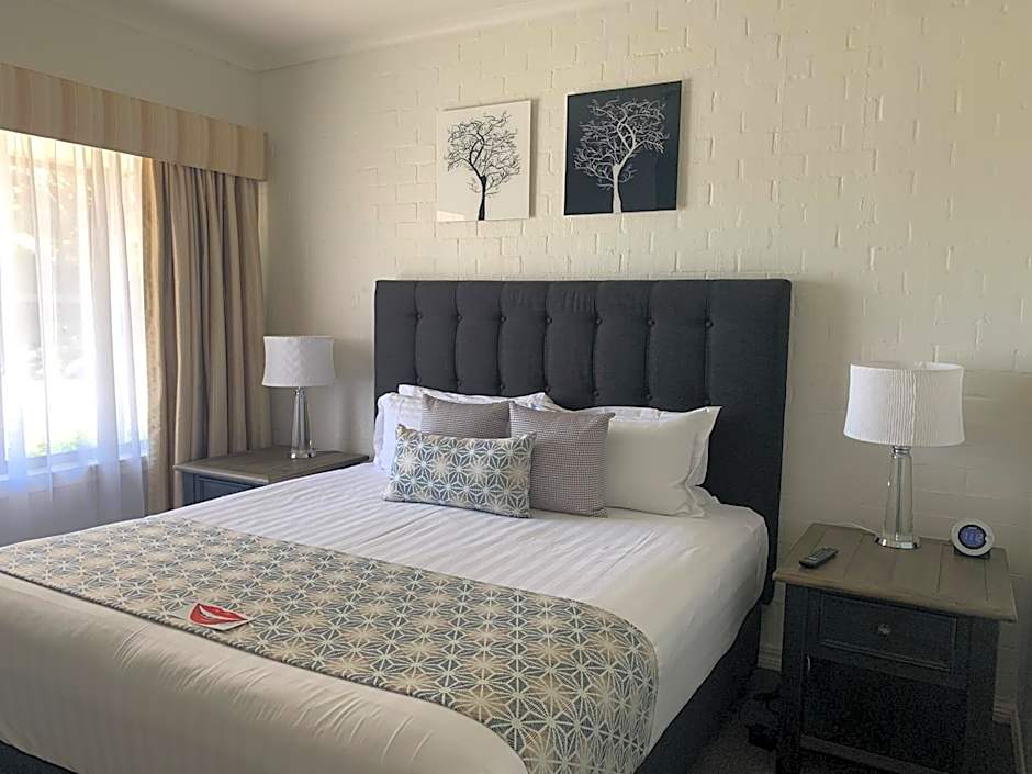 Blazing Stump Motel & Suites