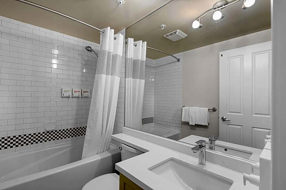 Alpenglow Lodge Two Bedroom Apartment with Private Hot Tub by MVA