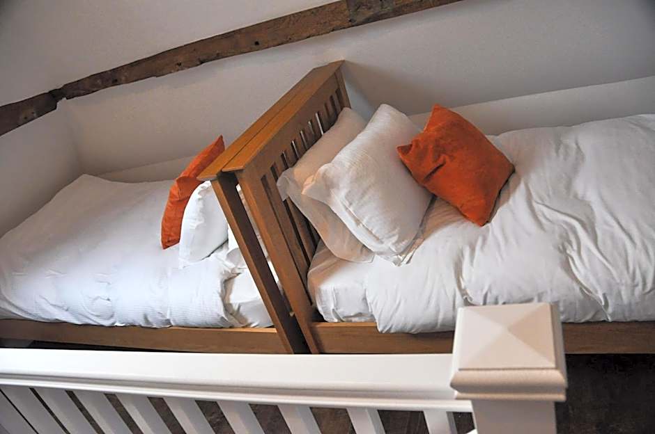 Upstairs at 33 - Self check in boutique accommodation in Worcester Centre