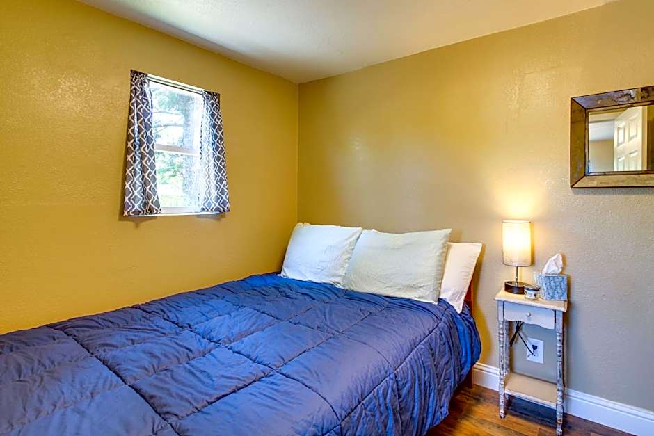 Cozy Coos Bay Retreat with On-Site Creek and Fishing!
