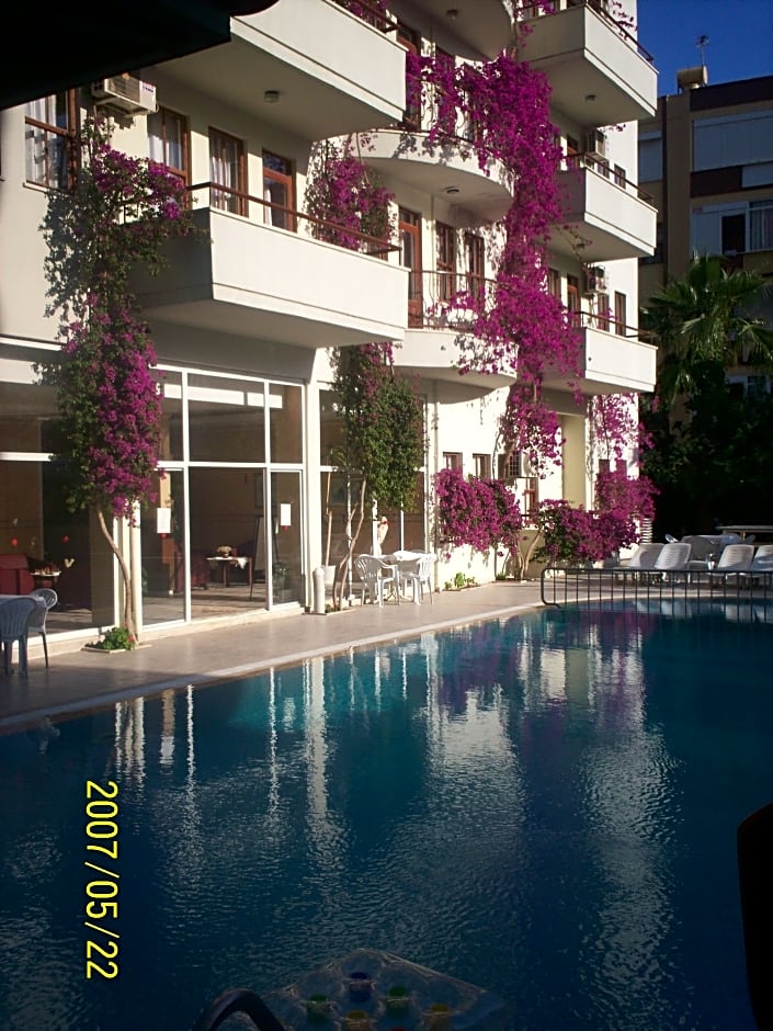 The S Aparts & Suites Hotel