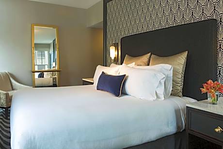 One-Bedroom King Suite with Tub - Mobility Accessible