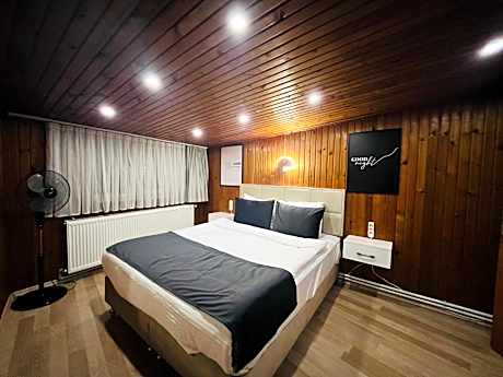 Deluxe One-Bedroom Apartment