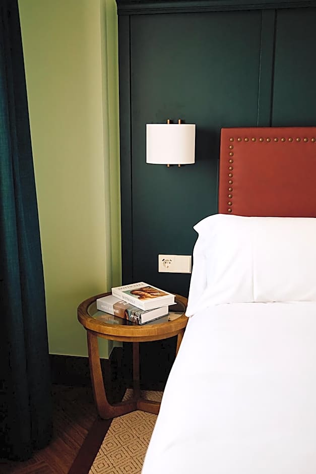 Honest Granada Hotel