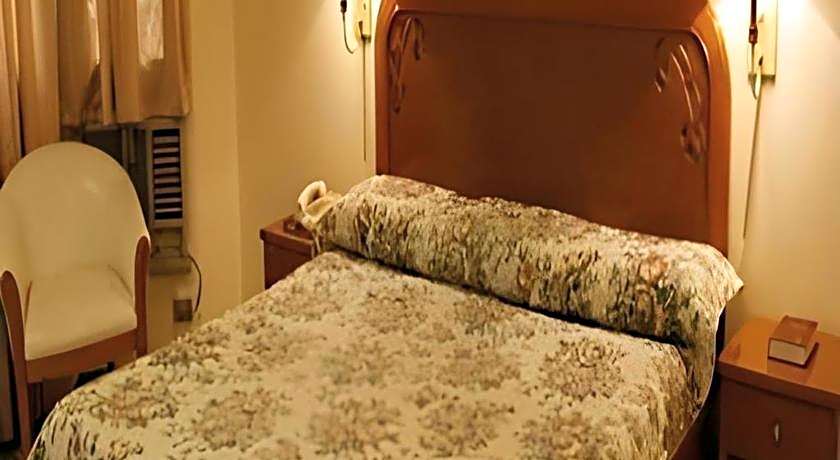 Royal Am Rei Hotel by RedDoorz