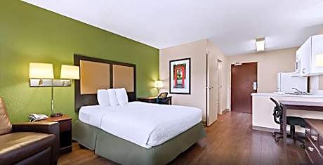 1 Queen Bed Efficiency Nonsmoking