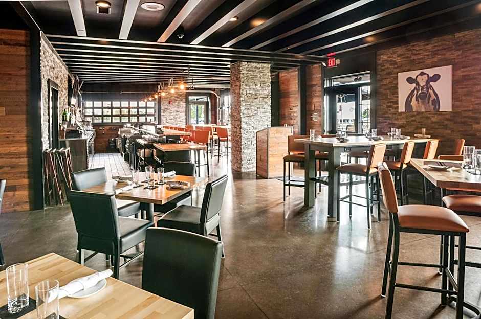 Cobblestone Hotel & Suites - Neenah