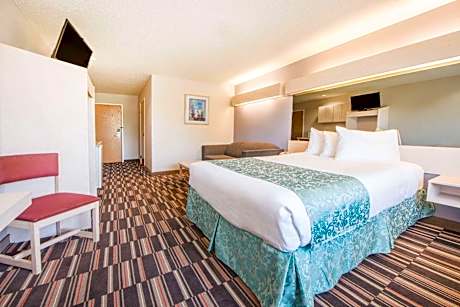 Queen Studio Suite - Mobility Access/Non-Smoking