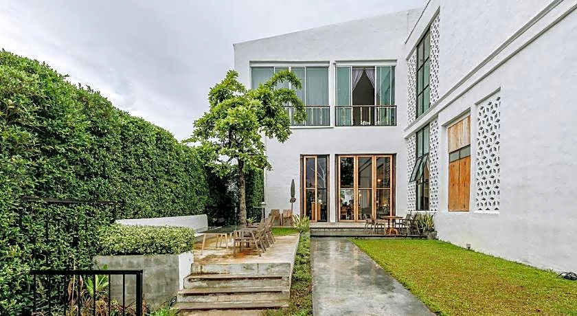 White Wall Riverfront Hotel