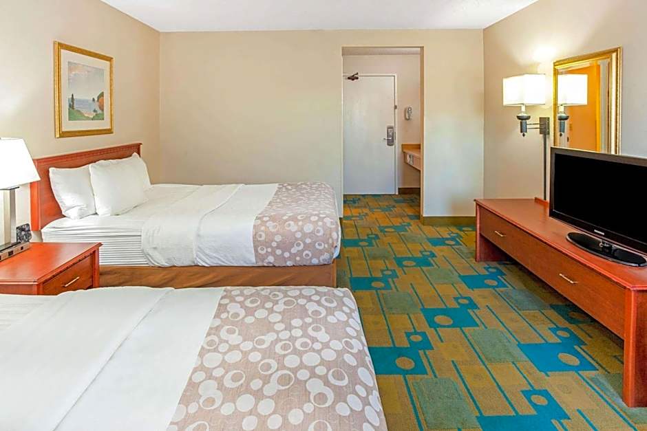 La Quinta Inn & Suites by Wyndham Milwaukee Airport / Oak Creek
