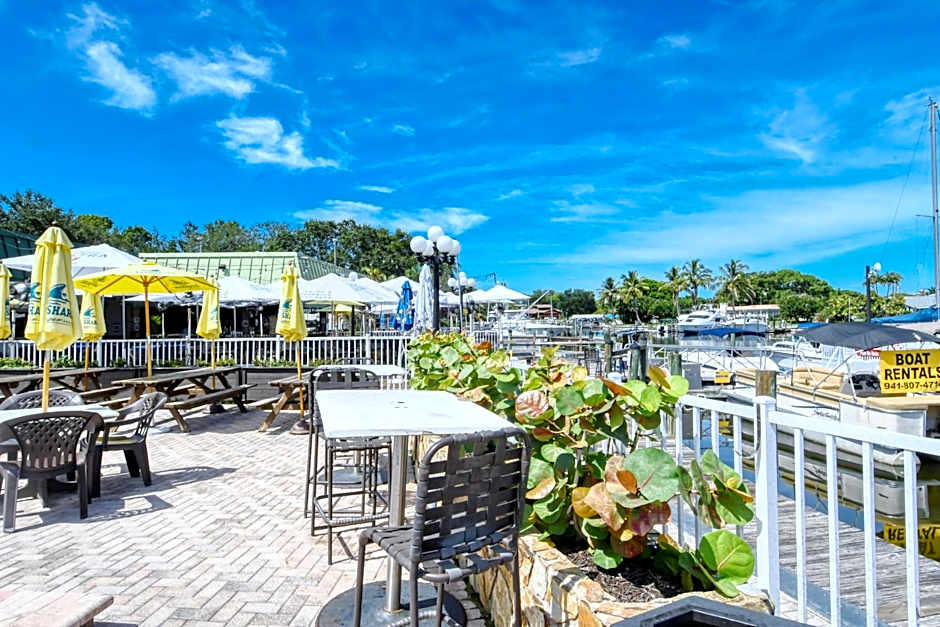 All-New, Private, Huge TV, Heated Pool, Tiki Bar