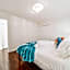 Tropical Oasis - King Beds - Free Netflix & Parking - Fast Wi-Fi