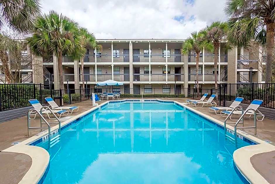 Casa Bella Inn & Suites