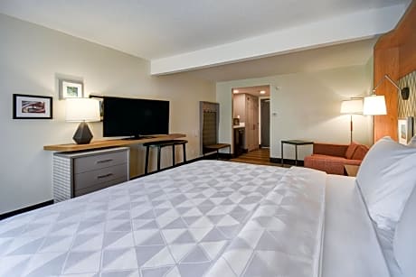 1 King 1 Bedroom Suite Mobil Access Tub