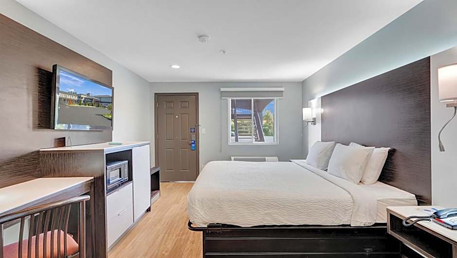 Days Inn & Suites by Wyndham Niagara Falls/Buffalo
