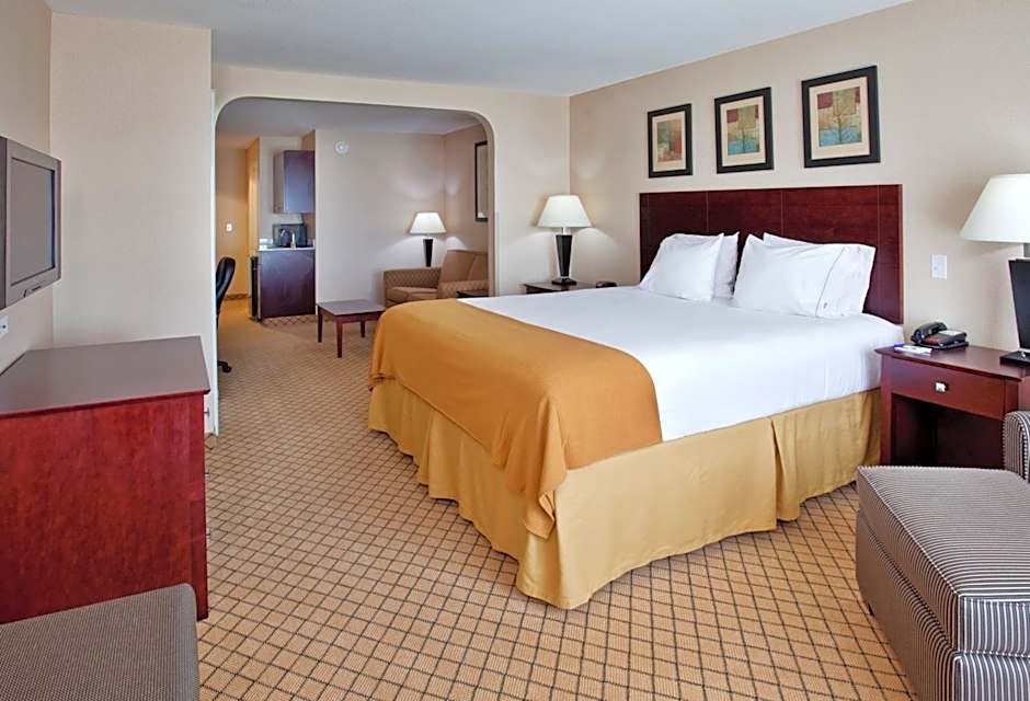 Holiday Inn Express and Suites Wichita Airport By IHG