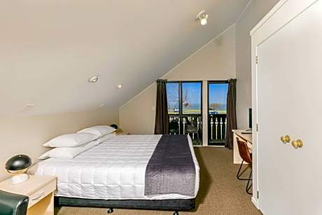 Deluxe One-Bedroom Lakeview Apartment with Spa Bath