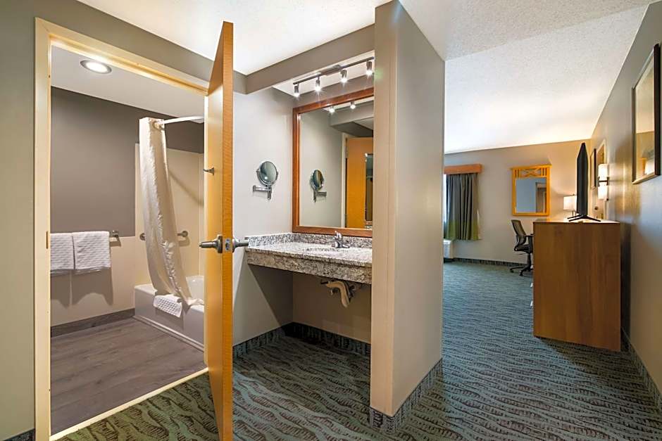 Best Western Plus Executive Court Inn & Conference Center