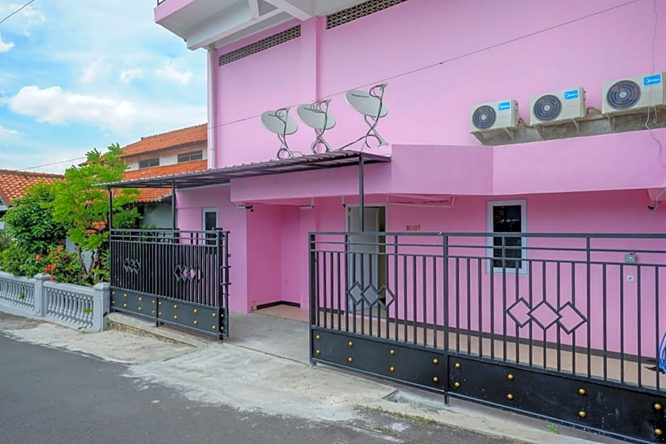 RedDoorz @ Jalan Gatot Subroto Semarang