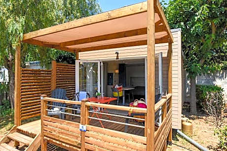 Mobil home KeyWest - 2 personnes, Draps tissus et serviettes fournis, TV et climatisation, terrasse couverte