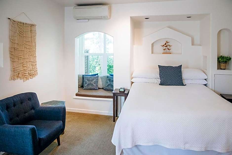 Photo 1 of 5 of 1 Queen Bed