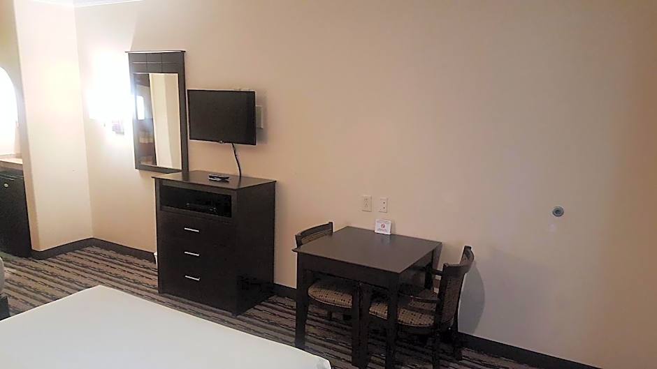 Red Roof Inn & Suites Houston - Humble/IAH Airport