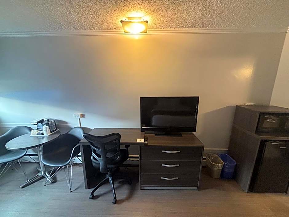 Super 8 by Wyndham Macleod Trail Calgary