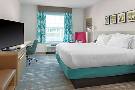 King Room with Roll-In Shower - Mobility Access