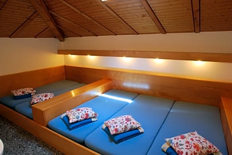 Private Dormitory Room with Shared Bathroom (6 Adults)