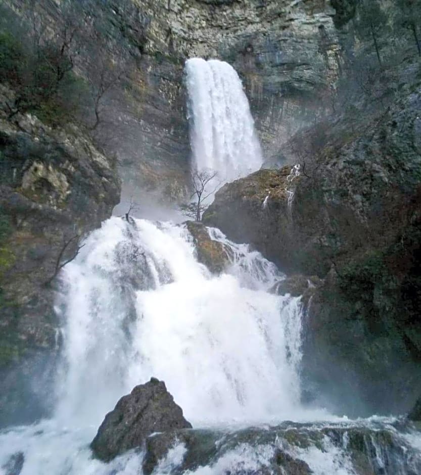 La cabaña del lago en ZAFIRO LAGUNAZO Parque Natural del Río Mundo