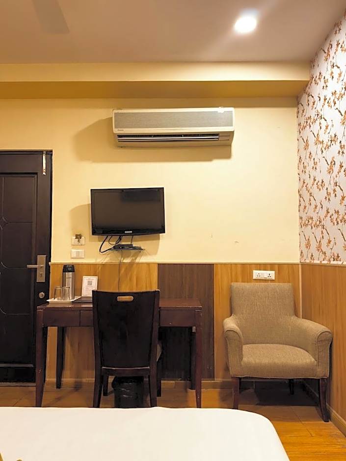 Royal Palm - Hotel Near Udaipur Railway Station