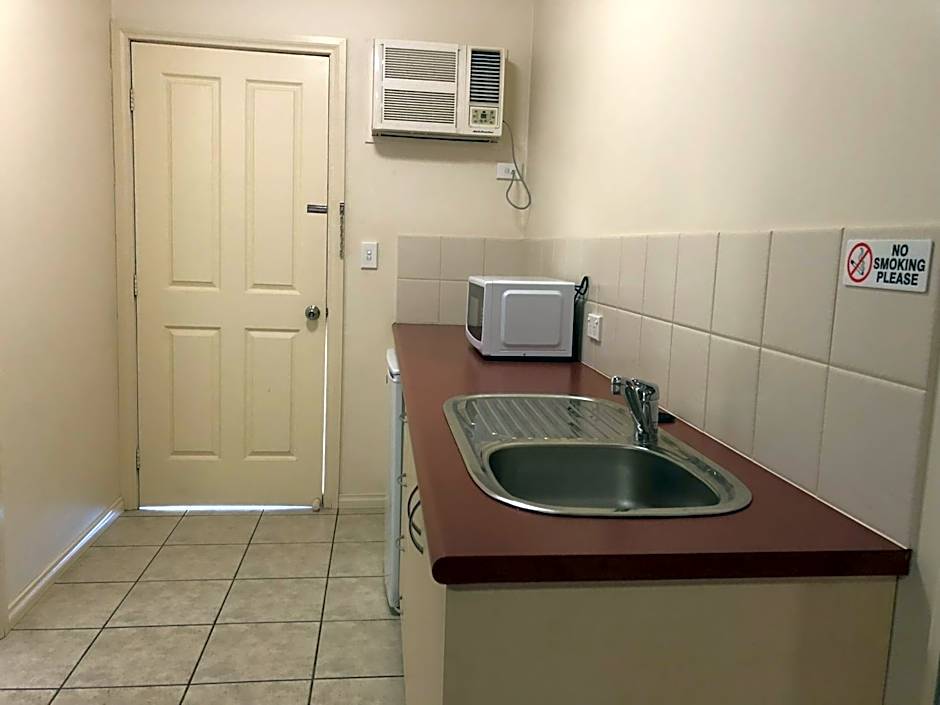 Outback Quarters Motel Hay and Restaurant