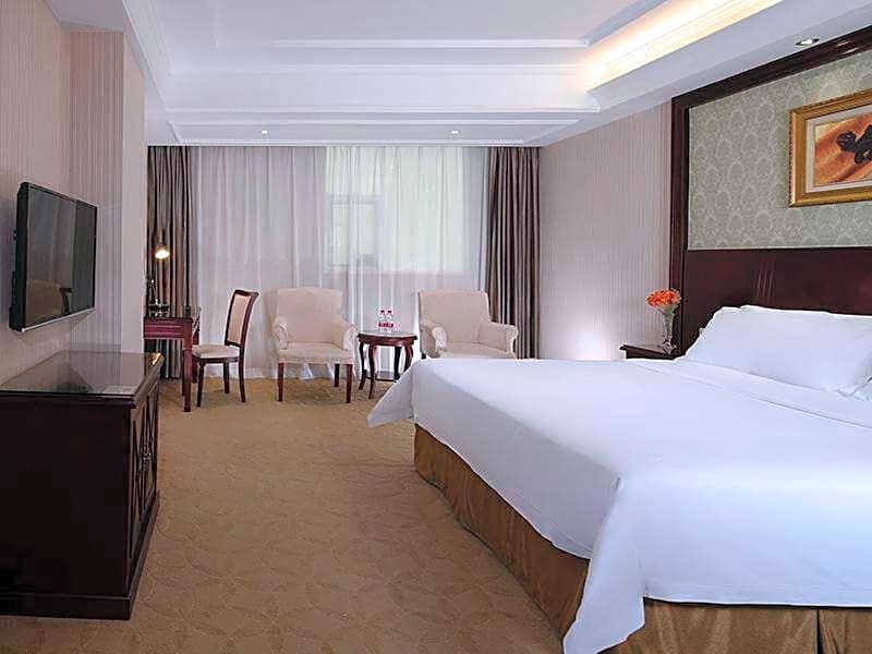Vienna Hotel Shenzhen Bao'an Qianjin Road 1st Baotian Road Metro Station