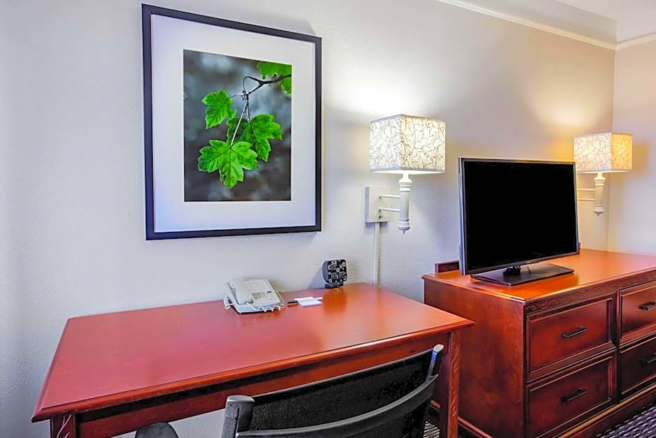 La Quinta Inn & Suites by Wyndham Houston Baytown East