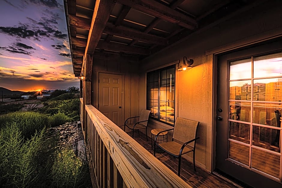 -Pet Friendly- Miners Cabin #5 -Two Double Beds - Private Balcony