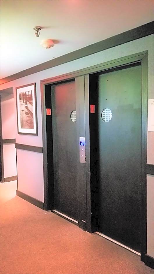 Night Hotel Broadway