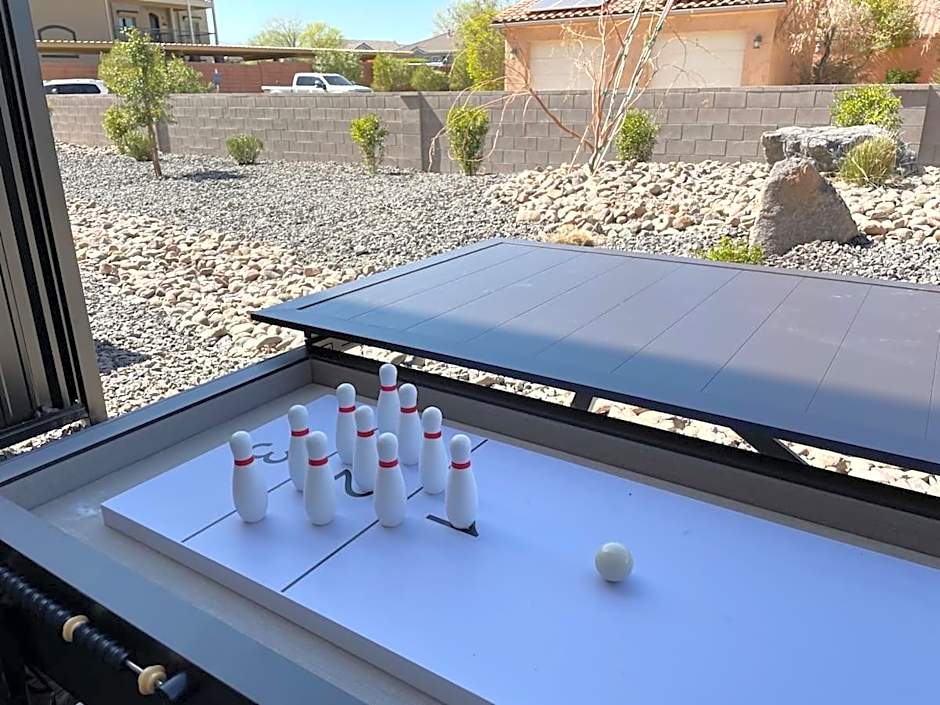 New Family-Friendly Townhome w/ Pool & Hot Tub