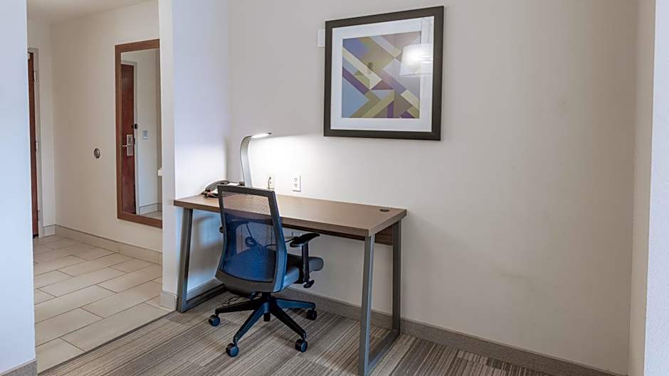 Holiday Inn Express & Suites Macon - I-475 by IHG