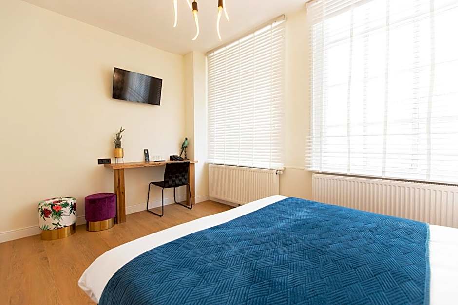 Quentin Golden Bear Hotel