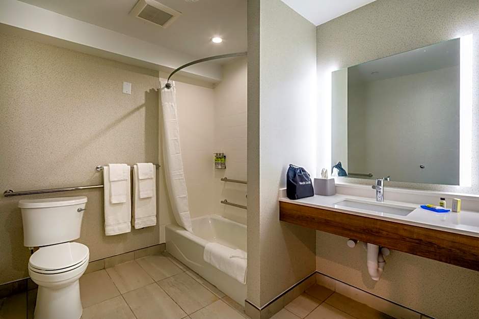 Holiday Inn Express and Suites Chatsworth By IHG