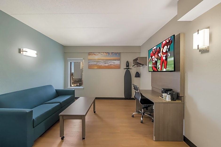 Red Roof PLUS & Suites Virginia Beach - Seaside