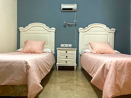 Twin Room with fan and radiator 