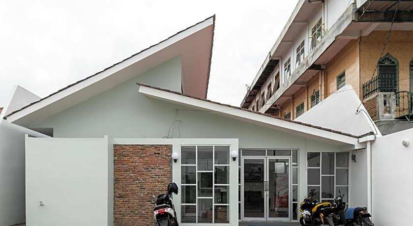 RedDoorz Plus near RS USU Medan 2