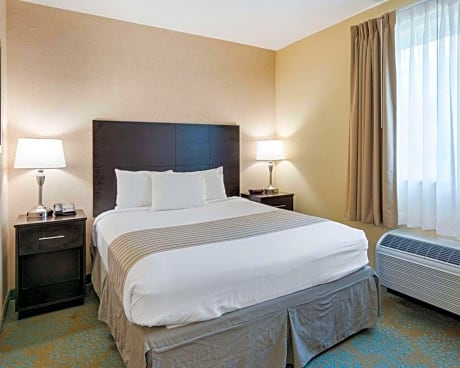 Efficiency Queen Suite - Accessible/Non-Smoking