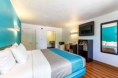 1 King Bed | Mobil Access Tub Nsmk Micfridge