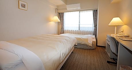 Twin Room with Extra Bed - Non-Smoking