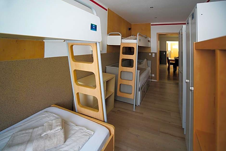 Foto 1 daripada 8 — Mixed Dormitory Room